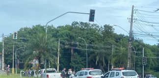 Homem desmaia no semáforo da rotatória do museu e vai preso por estar bêbado