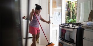 IBGE: número de trabalhadoras domésticas caiu em dez anos