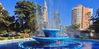 Águas da fonte do centro ficam azuis em alusão ao mês de conscientização do TEA