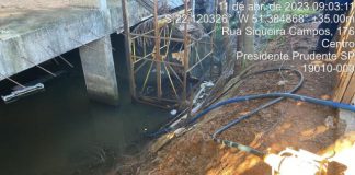 Prédio abandonado que servia de foco de dengue é drenado no centro de Prudente