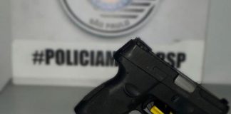 Homem briga em casa e mulher denuncia que ele está andando armado pela cidade