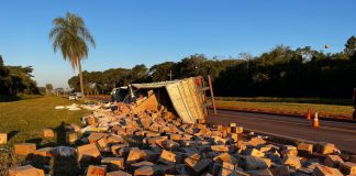 Carreta com fécula de de mandioca tomba em rodovia próxima a Teodoro Sampaio
