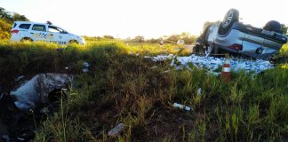 PIRAPOZINHO: Carro levando contrabando de cigarros capota e motorista morre carbonizado