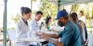 Acadêmicos de Farmácia da Unoeste orientam a população sobre o uso de medicamentos