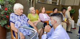 Idosos recebem doação de produtos e orientação de saúde