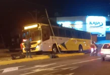 Ônibus circular atinge semáforo na avenida Ana Jacinta