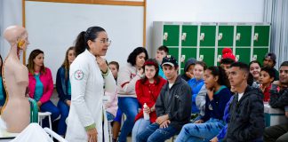Alunos da Apae participam de aula sobre saúde sexual
