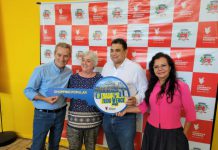 Prefeito e vereadores entregam termos de permissão de uso a 102 comerciantes do camelódromo