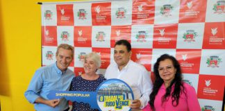 Prefeito e vereadores entregam termos de permissão de uso a 102 comerciantes do camelódromo