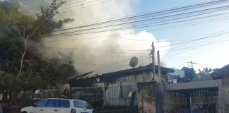 VIDEO: Incêndio destrói casa ao lado do Posto de Saúde da Vila Marcondes