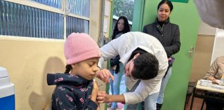 Programa “Vacina nas Escolas” imuniza mais de 500 pessoas entre alunos, professores e pais
