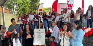 Prefeitura entrega revitalização da EM Domingos Medeiros e novo ônibus para Seduc