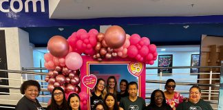 Com uso de aparelho de audiodescrição deficientes visuais assistem o filme Barbie em Prudente