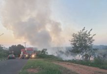 Incêndio às margens da avenida JK movimenta Corpo de Bombeiros