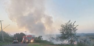 Incêndio às margens da avenida JK movimenta Corpo de Bombeiros