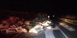 Caminhão com farinha de trigo tomba em trevo na Assis Chateaubriand