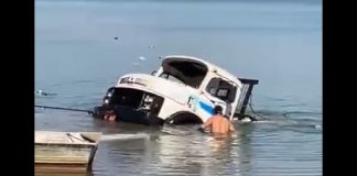 VÍDEO: Caminhão escorrega no Rio Paraná e é resgatado por pá carregadeira