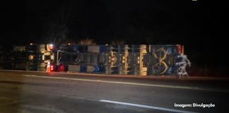 Caminhão frigorífico de Prudente tomba na BR-163 no Paraná e deixa motorista ferido