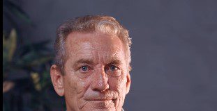 Em vídeo Ed Thomas pede para população fazer críticas que responderá em live hoje