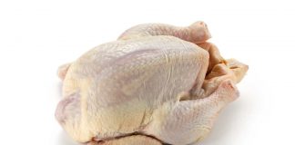 Homem atira frango congelado no rosto da mãe no Jardim Cinquentenário