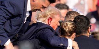 VÍDEO: Trump sofre atentado nos EUA, tiro de AR-15 raspou a orelha do ex-presidente