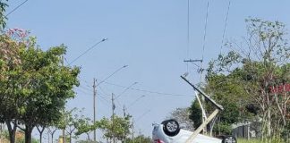 Mulher sofre vertigem e atinge poste com carro na avenida Miguel Damha