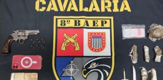 Cavalaria do BAEP prende traficante com arma e drogas no bairro João Domingos Neto