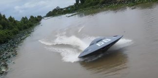 VIDEO: Homem constrói disco voador aquático