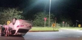 Carro capota e deixa motorista ferido na Rodovia Ângelo Rena