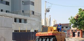 Em parceria com construtora prefeitura supervisiona recapemento de rua no centro