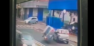 VIDEO: Carro tomba após atingir outro na avenida Brasil