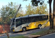 Ônibus da SOU atinge poste e deixa moradores sem energia