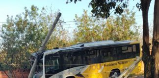 Ônibus da SOU atinge poste e deixa moradores sem energia
