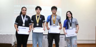 Alunos do Ensino Médio são premiados em concurso de redação sobre voto consciente