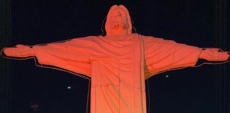 Cristo fica iluminado na cor rosa em alusão a campanha Outubro Rosa