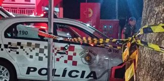 Após saber que namorada estava com outro em bar, homem esfaqueia casal