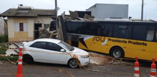 Ônibus da SOU atinge duas casas no João Domingo Netto