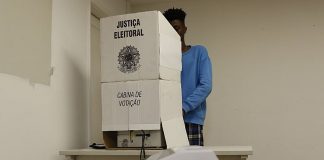 ELEIÇÃO: Posso entrar com outra pessoa na cabine de votação?
