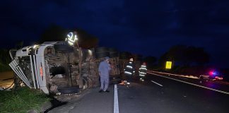 Caminhão tomba na rodovia Assis Chateaubriand em Indiana