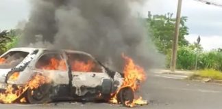 VÍDEO: Carro fica destruído após pegar fogo em rotatória do bairro Cremonezi