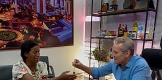 Prefeito Ed Thomas entrega chave de moradia social em último ato no Gabinete