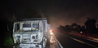 Motociclista se choca contra caminhão e morre carbonizado em Rancharia