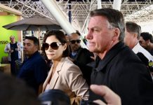 Bolsonaro leva Michelle ao aeroporto e se emociona após ser impedido de ir à posse de Trump