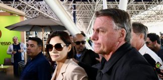 Bolsonaro leva Michelle ao aeroporto e se emociona após ser impedido de ir à posse de Trump