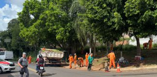 Com escolta da PM prefeitura faz limpeza na Mendes de Moraes