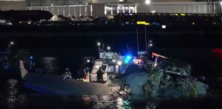 VÍDEO: Avião com 64 pessoas se choca com helicóptero militar e cai em rio perto de Washington nos EUA