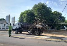 Flora Rica fica sem energia após caminhão derrubar poste com transformador