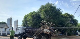 Flora Rica fica sem energia após caminhão derrubar poste com transformador