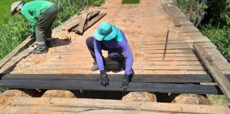 Seagri realiza manutenção em cabeceira da ponte da estrada Bom Pastor