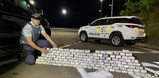 Homem de 34 anos é preso com 53 Kg de haxixe em fundo falso de caminhonete